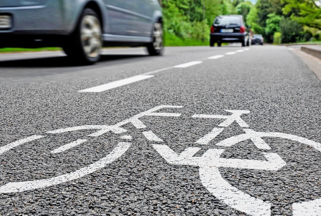 Kollision beim Abbiegen: Radfahrerin erleidet schwere Verletzungen - Bei einem Unfall auf dem Sachsenplatz hat eine 59-jährige Radfahrerin schwere Verletzungen erlitten. Symbolbild. Foto: Adobe Stock