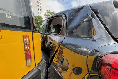 Kollision in Dresden: Smart prallt mit Straßenbahn zusammen - In Dresden kam es am Samstag zu einem Verkehrsunfall, nachdem ein Smart eine von hinten kommende Straßenbahn übersehen hatte. Foto: Roland Halkasch