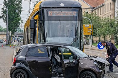 Kollision in Dresden: Smart prallt mit Straßenbahn zusammen - In Dresden kam es am Samstag zu einem Verkehrsunfall, nachdem ein Smart eine von hinten kommende Straßenbahn übersehen hatte. Foto: Roland Halkasch