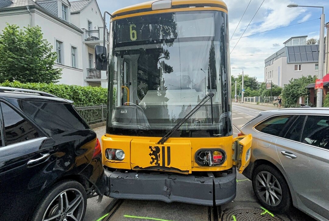 Kollision mit Straßenbahn: Mehrere Autos beschädigt - In Dresden kollidierte eine Straßenbahn mit drei PKW. Eine Fahrerin wurde verletzt. Foto: Roland Halkasch