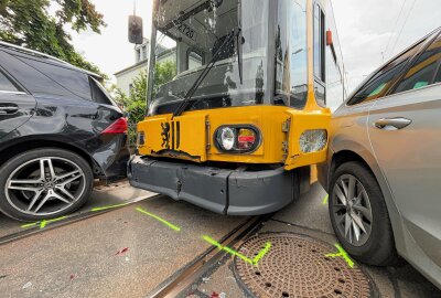 Kollision mit Straßenbahn: Mehrere Autos beschädigt - In Dresden kollidierte eine Straßenbahn mit drei PKW. Eine Fahrerin wurde verletzt. Foto: Roland Halkasch