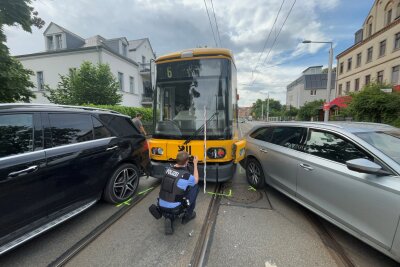 Kollision mit Straßenbahn: Mehrere Autos beschädigt - In Dresden kollidierte eine Straßenbahn mit drei PKW. Eine Fahrerin wurde verletzt. Foto: Roland Halkasch