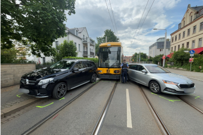 Kollision mit Straßenbahn: Mehrere Autos beschädigt - In Dresden kollidierte eine Straßenbahn mit drei PKW. Eine Fahrerin wurde verletzt. Foto: Roland Halkasch