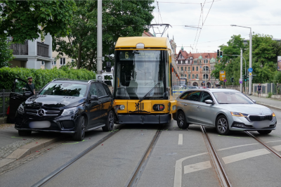 Kollision mit Straßenbahn: Mehrere Autos beschädigt - In Dresden kollidierte eine Straßenbahn mit drei PKW. Eine Fahrerin wurde verletzt. Foto: Roland Halkasch