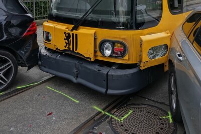 Kollision mit Straßenbahn: Mehrere Autos beschädigt - In Dresden kollidierte eine Straßenbahn mit drei PKW. Eine Fahrerin wurde verletzt. Foto: Roland Halkasch