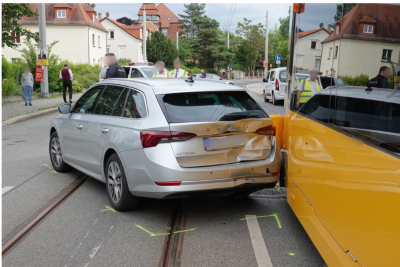 Kollision mit Straßenbahn: Mehrere Autos beschädigt - In Dresden kollidierte eine Straßenbahn mit drei PKW. Eine Fahrerin wurde verletzt. Foto: Roland Halkasch