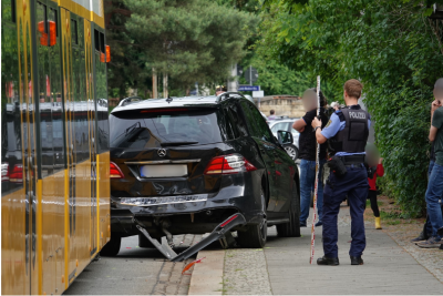 Kollision mit Straßenbahn: Mehrere Autos beschädigt - In Dresden kollidierte eine Straßenbahn mit drei PKW. Eine Fahrerin wurde verletzt. Foto: Roland Halkasch