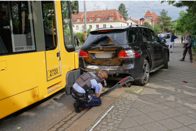 Kollision mit Straßenbahn: Mehrere Autos beschädigt - In Dresden kollidierte eine Straßenbahn mit drei PKW. Eine Fahrerin wurde verletzt. Foto: Roland Halkasch