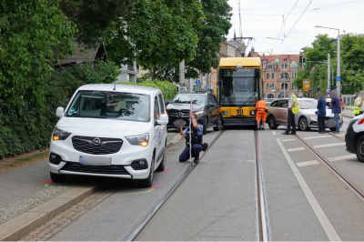 Kollision mit Straßenbahn: Mehrere Autos beschädigt - In Dresden kollidierte eine Straßenbahn mit drei PKW. Eine Fahrerin wurde verletzt. Foto: Roland Halkasch