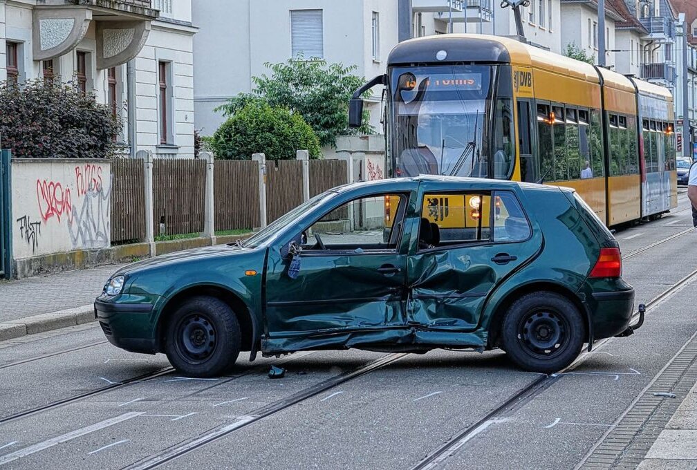 Kollision Mit Straßenbahn: PKW-Fahrer Schwer Verletzt