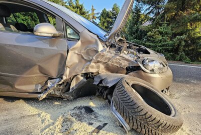 Kollision mit Strommast: Gesundheitliche Probleme führen zu Unfall - In Niederlungwitz kam es am Dienstag zu einem Verkehrsunfall. Foto; Mike Müller