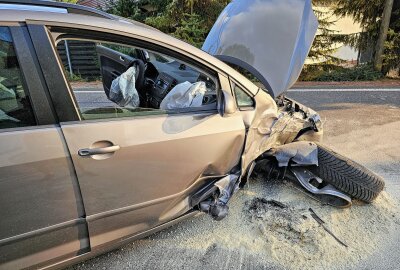 Kollision mit Strommast: Gesundheitliche Probleme führen zu Unfall - Der PKW kollidierte mit einem Strommast. Foto: Mike Müller