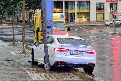 Kollision mit Verkehrszeichenmast: Zwei Verletzte und hoher Sachschaden - In Chemnitz auf der Waisenstraße kam es zu einem Crash mit einem Lichtmast. Foto: Harry Härtel