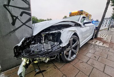 Kollision mit Verkehrszeichenmast: Zwei Verletzte und hoher Sachschaden - In Chemnitz auf der Waisenstraße kam es zu einem Crash mit einem Lichtmast. Foto: Harry Härtel