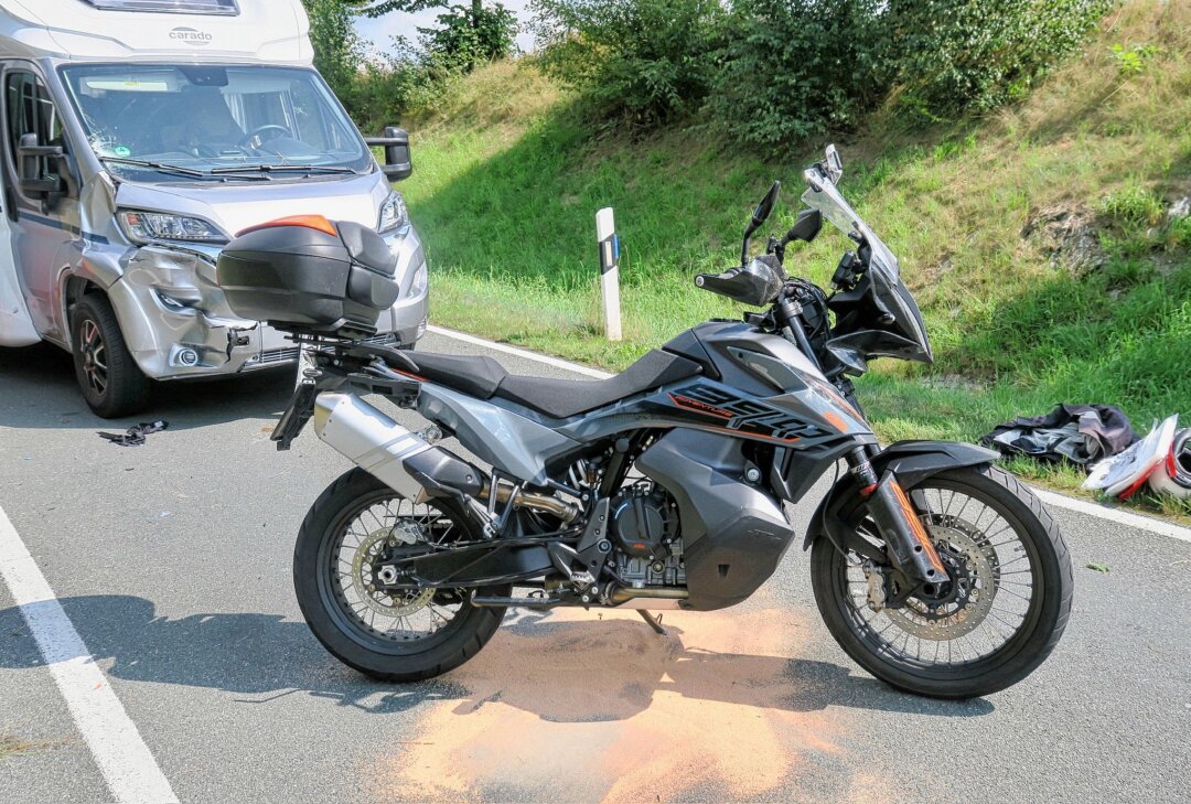 Kollision zwischen Motorrad und Wohnmobil auf Autobahnzubringer S255: Eine Person schwer verletzt - Die Unfallursache ist noch nicht bekannt. Foto: Niko Mutschmann