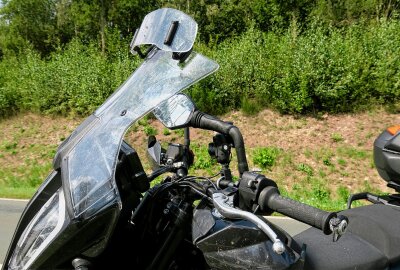 Kollision zwischen Motorrad und Wohnmobil auf Autobahnzubringer S255: Eine Person schwer verletzt - Die Unfallursache ist noch nicht bekannt. Foto: Niko Mutschmann