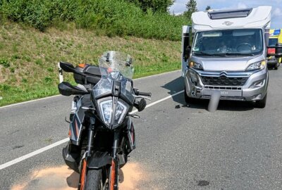 Kollision zwischen Motorrad und Wohnmobil auf Autobahnzubringer S255: Eine Person schwer verletzt - Die Unfallursache ist noch nicht bekannt. Foto: Niko Mutschmann