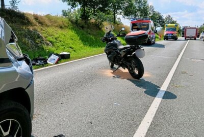 Kollision zwischen Motorrad und Wohnmobil auf Autobahnzubringer S255: Eine Person schwer verletzt - Die Unfallursache ist noch nicht bekannt. Foto: Niko Mutschmann