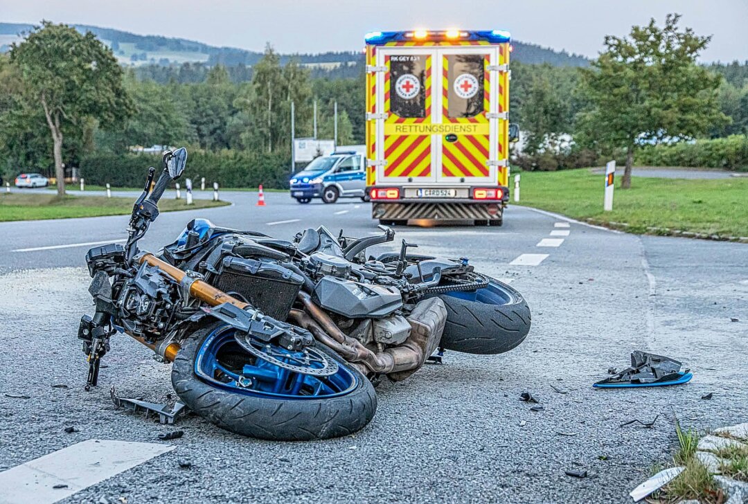 Kollision zwischen PKW und Motorrad im Erzgebirge: Rettungshubschrauber im Einsatz - Kollision zwischen PKW und Motorrad: Biker schwer verletzt. Foto: André März