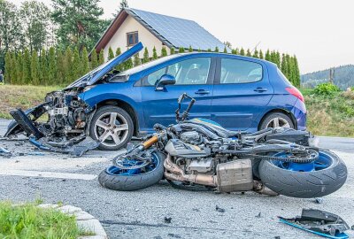 Kollision zwischen PKW und Motorrad im Erzgebirge: Rettungshubschrauber im Einsatz - Straßensperrung nach schwerem Verkehrsunfall: Totalschaden an beiden Fahrzeugen. Foto: André März