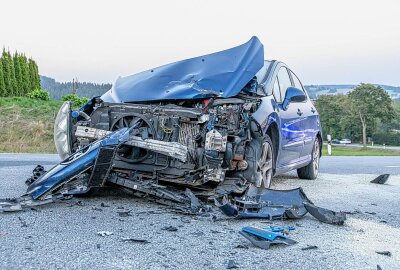 Kollision zwischen PKW und Motorrad im Erzgebirge: Rettungshubschrauber im Einsatz - Einsatzkräfte sichern Unfallstelle: Feuerwehr Geyer vor Ort. Foto: André März