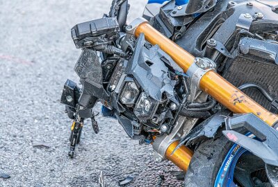 Kollision zwischen PKW und Motorrad im Erzgebirge: Rettungshubschrauber im Einsatz - Motorradfahrer nach Crash mit PKW in Klinik geflogen. Foto: André März