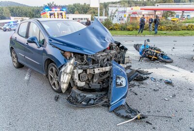 Kollision zwischen PKW und Motorrad im Erzgebirge: Rettungshubschrauber im Einsatz - Ermittlungen der Polizei laufen. Foto: André März