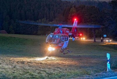 Kollision zwischen PKW und Motorrad im Erzgebirge: Rettungshubschrauber im Einsatz - Rettungshubschrauber im Einsatz. Foto: André März