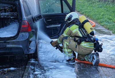 Kombi geht in Flammen auf: Familie rettet sich selbst - Während der Fahrt war ein tschechischer BMW 530d in Flammen aufgegangen. Der Fahrer konnte den Kombi noch am Straßenrand abstellen. Foto: Roland Halkasch