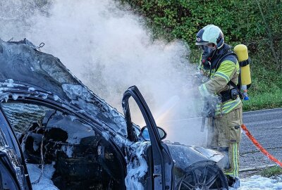 Kombi geht in Flammen auf: Familie rettet sich selbst - Der Fahrer, seine Beifahrerin und ein Kleinkind konnten den brennenden BMW unverletzt verlassen. Foto: Roland Halkasch