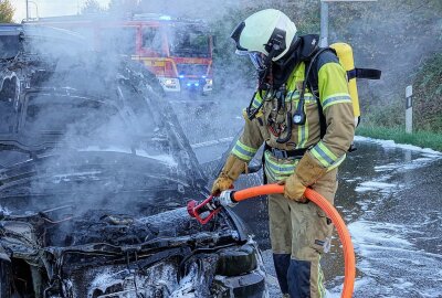 Kombi geht in Flammen auf: Familie rettet sich selbst - Mit Wasser und Schaum löschten die Feuerwehrleute den Brand. Der BMW brannte vollständig aus. Foto: Roland Halkasch