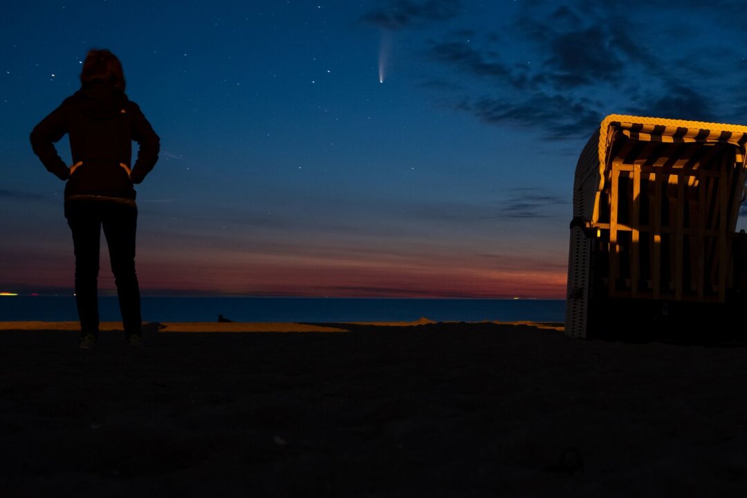 Komet Tsuchinshan-Atlas: So findet und fotografiert man ihn - Kometen sind regelmäßig am Nachthimmel zu beobachten - mit etwas Geschick lassen sie sich mit dem Smartphone fotografieren.