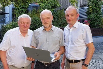 Kommt die Bahn-Elektrifizierung im Oberen Vogtland? - Im Bild von links: Ralf Allrich, Andreas Heinz und Steffen Nestler haben die Studie besprochen. Foto: Karsten Repert