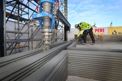 Kommt mein neues Haus jetzt aus dem 3D-Drucker? - Erinnert an Arbeiten eines Konditors: Wände, die mithilfe eines 3D-Betondruckers in Schichten hoch gezogen werden.