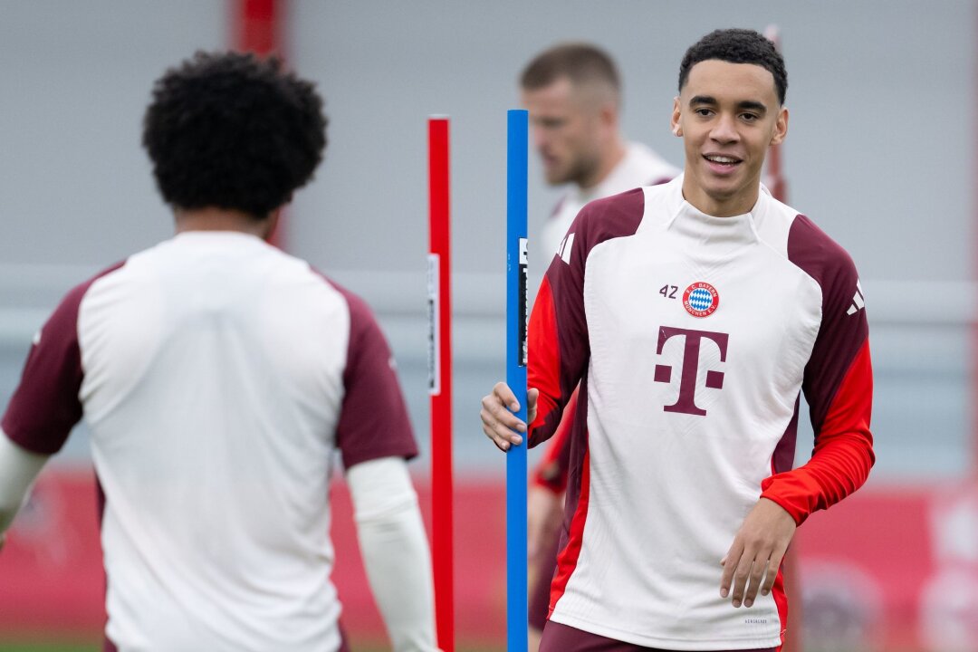 Kompany pokert in Barcelona mit Musiala: Starter oder Joker - Beim Training in München dabei - und auch beim Spiel in Barcelona: Jamal Musiala (r).