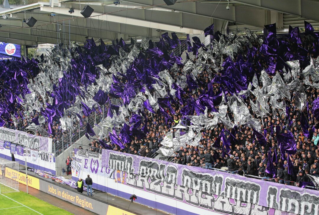 Konsequenzen nach Angriff gegen Hansa-Reporter auf Veilchen-Pressetribüne - Die Westtribüne sorgt stets für gute Stimmung vor, während und nach dem Spiel. Foto: Katja Lippmann-Wagner