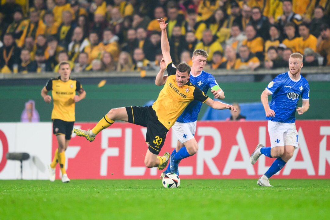 Kontertor in der Verlängerung: Darmstadt im Achtelfinale - Dresdens Christoph Daferner im Zweikampf mit Darmstadts Clemens Riedel.