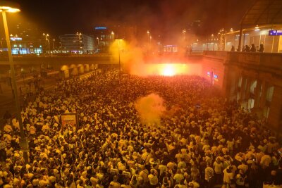 Kontertor in der Verlängerung: Darmstadt im Achtelfinale - Die Dresdner Anhänger zogen vor dem Pokalspiel vom Hauptbahnhof zum Stadion in einem Fanmarsch. 