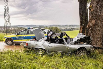 Kontrolle verloren: Oldtimer kollidiert mit Baum - Von Fahrbahn abgekommen und gegen Baum gekracht.Foto :Igor Pastierovic