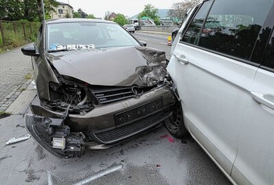 Kontrolle verloren: PKW erfasst Fußgänger in Freital - In Freital kam es heute Morgen zu einem schweren Crash. Foto: Roland Halkasch