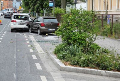 Kontrolle verloren: PKW erfasst Fußgänger in Freital - In Freital kam es heute Morgen zu einem schweren Crash. Foto: Roland Halkasch