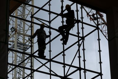 Kontrollen: Arbeit trotz Feiertag auf Baustellen - Bei Baustellenkontrollen wurden Verstöße gegen die Feiertagsruhe festgestellt. (Symbolbild).