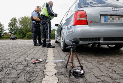 Kontrollen nach Tuning-Treffen in Chemnitz: 21 Fahrzeugen die Weiterfahrt untersagt - Insgesamt 363 Fahrzeuge überschritten diese, wobei der Spitzenreiter die Messstelle mit 84 km/h durchfuhr. Foto: Jan Härtel