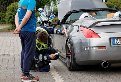 Kontrollen nach Tuning-Treffen in Chemnitz: 21 Fahrzeugen die Weiterfahrt untersagt - Während der gesamten Kontrollzeit wurde insgesamt 21 Fahrzeugen die Weiterfahrt untersagt. Drei Fahrzeuge wurden aufgrund unzulässiger Umbauten an den Fahrwerken stillgelegt. Foto: Jan Härtel