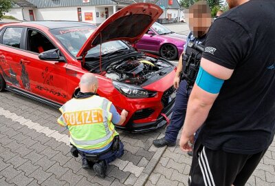 Kontrollen nach Tuning-Treffen in Chemnitz: 21 Fahrzeugen die Weiterfahrt untersagt - Zudem erfolgte die Sicherstellung zweier Fahrzeuge aufgrund von unzulässigen Veränderungen von lichttechnischen Einrichtungen sowie illegale Änderungen an der Auspuffanlage. Foto: Jan Härtel