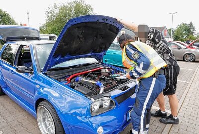 Kontrollen nach Tuning-Treffen in Chemnitz: 21 Fahrzeugen die Weiterfahrt untersagt - Zudem erfolgte die Sicherstellung zweier Fahrzeuge aufgrund von unzulässigen Veränderungen von lichttechnischen Einrichtungen sowie illegale Änderungen an der Auspuffanlage. Foto: Jan Härtel