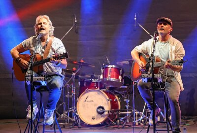 Konzertbesucher erleben im Plauener Parktheater den Sound von Simon & Garfunkel - Das Duo Graceland am Samstagabend im Plauener Parktheater. Foto: Thomas Voigt