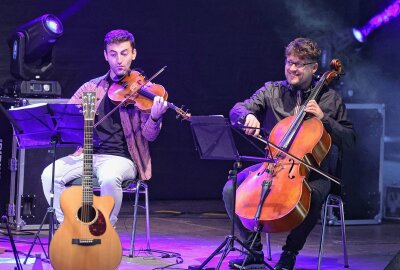 Konzertbesucher erleben im Plauener Parktheater den Sound von Simon & Garfunkel - Unterstützt von Streichern, Drummer und E-Bass bekam der Sound von Simon & Garfunkel am Samstagabend auf der Parkbühne mehr Volumen. Foto: Thomas Voigt