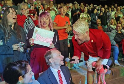 Konzertbesucher erleben im Plauener Parktheater den Sound von Simon & Garfunkel - So kennt man Schlagerstar Ross Antony. Vor zwei Jahren ging der Brite mit seinen Fans auf Tuchfühlung. Foto: Thomas Voigt