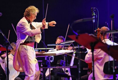 Konzertbesucher erleben im Plauener Parktheater den Sound von Simon & Garfunkel - Die Vogtland Philharmonie bringt am 10. August die Queen Classic Night auf die Parktheaterbühne. Foto: Thomas Voigt